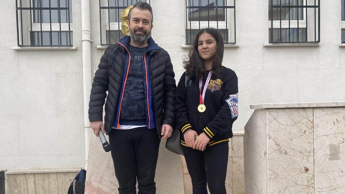 Öğrencilerimizden Berna Sanka halter dalında İstanbul birincisi olmuştur.